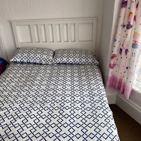 Barbie House ,Opposite The Beach & Paignton Pier , 2 Bedroom Apartment With Private Car Space & Garden , Free Access Next Door To The Stunning Ballet & Make Up School & A Beautiful Ladys Beauty Salon (Adults Only) Екстериор снимка