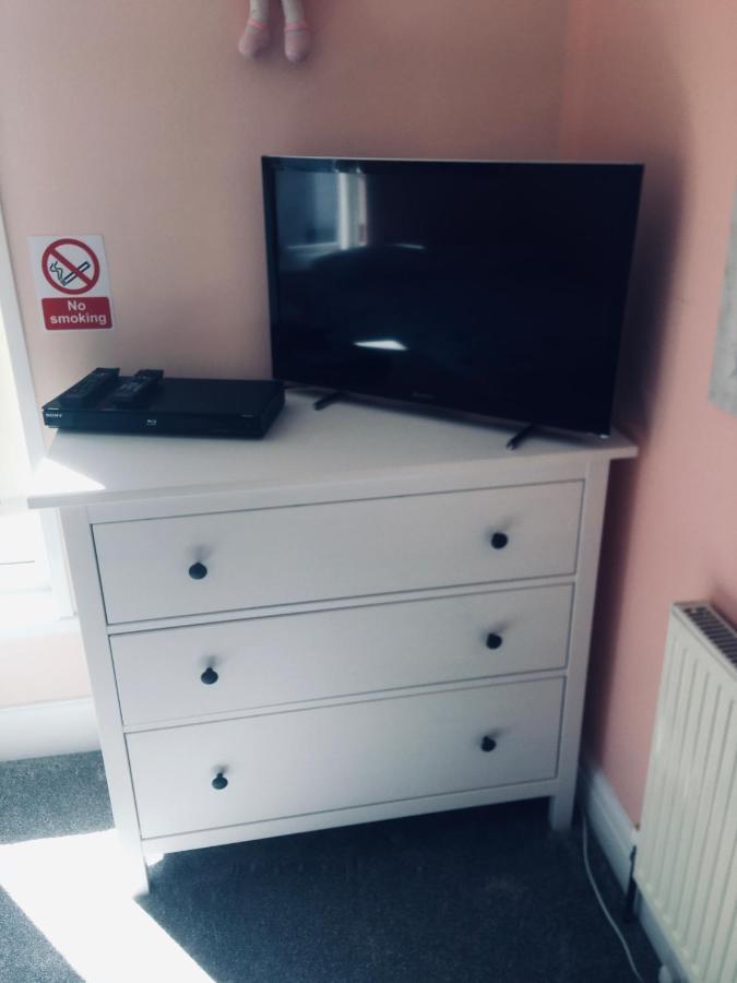 Barbie House ,Opposite The Beach & Paignton Pier , 2 Bedroom Apartment With Private Car Space & Garden , Free Access Next Door To The Stunning Ballet & Make Up School & A Beautiful Ladys Beauty Salon (Adults Only) Екстериор снимка