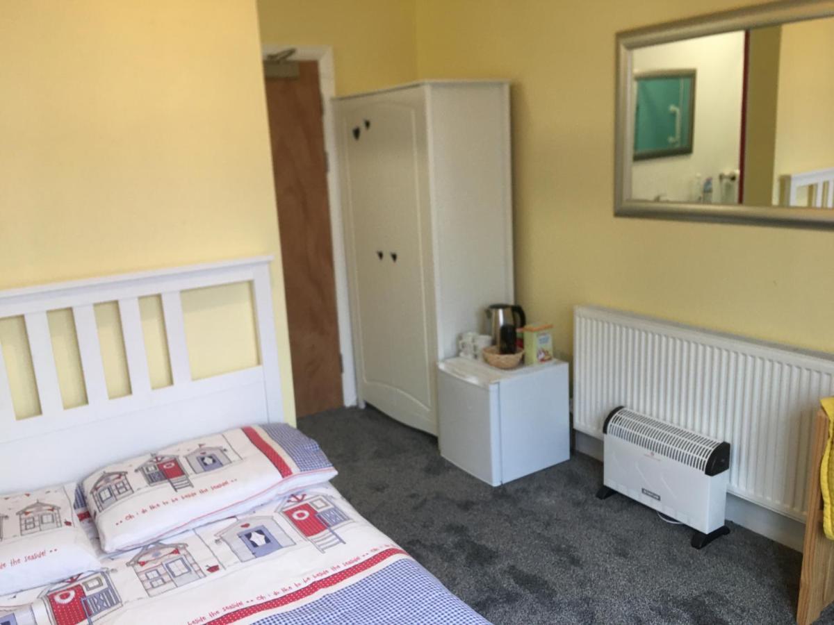 Barbie House ,Opposite The Beach & Paignton Pier , 2 Bedroom Apartment With Private Car Space & Garden , Free Access Next Door To The Stunning Ballet & Make Up School & A Beautiful Ladys Beauty Salon (Adults Only) Екстериор снимка