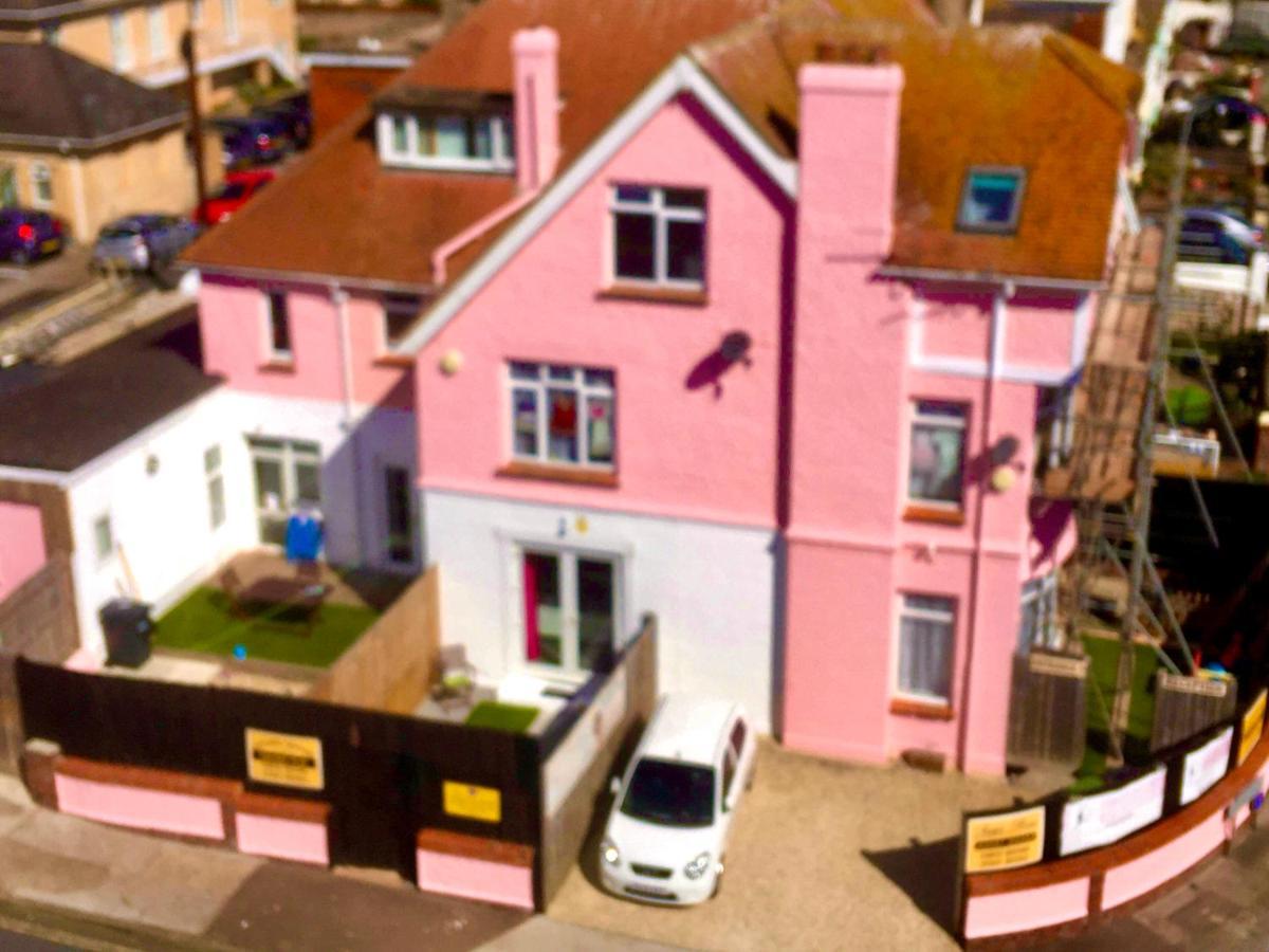Barbie House ,Opposite The Beach & Paignton Pier , 2 Bedroom Apartment With Private Car Space & Garden , Free Access Next Door To The Stunning Ballet & Make Up School & A Beautiful Ladys Beauty Salon (Adults Only) Екстериор снимка