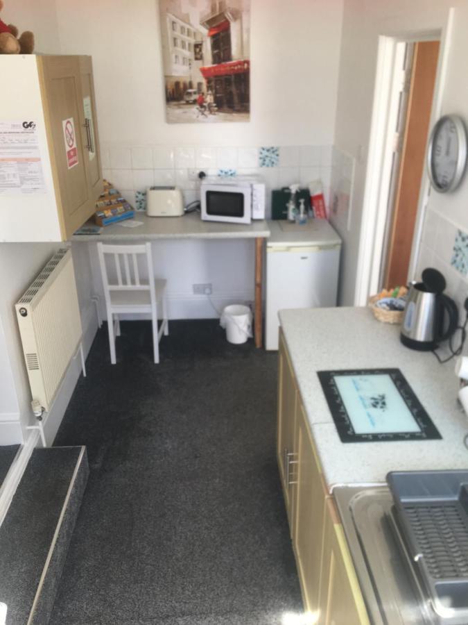 Barbie House ,Opposite The Beach & Paignton Pier , 2 Bedroom Apartment With Private Car Space & Garden , Free Access Next Door To The Stunning Ballet & Make Up School & A Beautiful Ladys Beauty Salon (Adults Only) Екстериор снимка