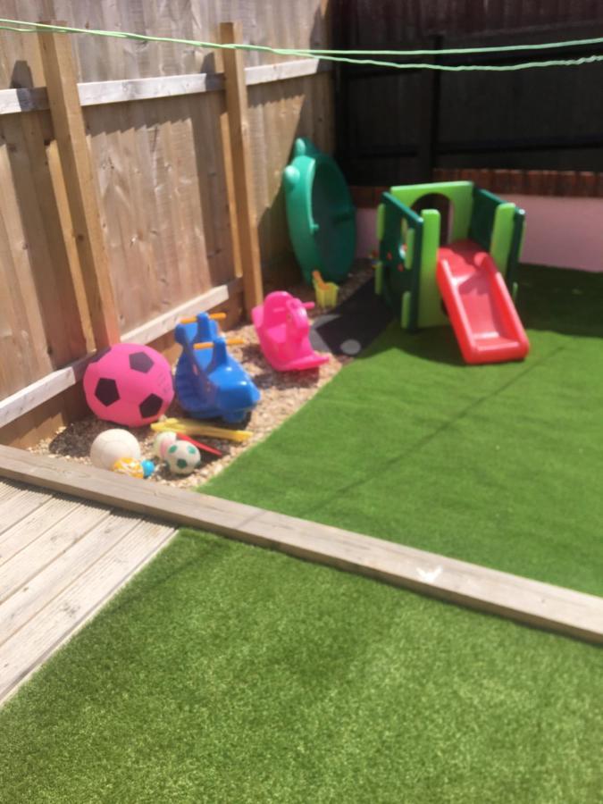 Barbie House ,Opposite The Beach & Paignton Pier , 2 Bedroom Apartment With Private Car Space & Garden , Free Access Next Door To The Stunning Ballet & Make Up School & A Beautiful Ladys Beauty Salon (Adults Only) Екстериор снимка