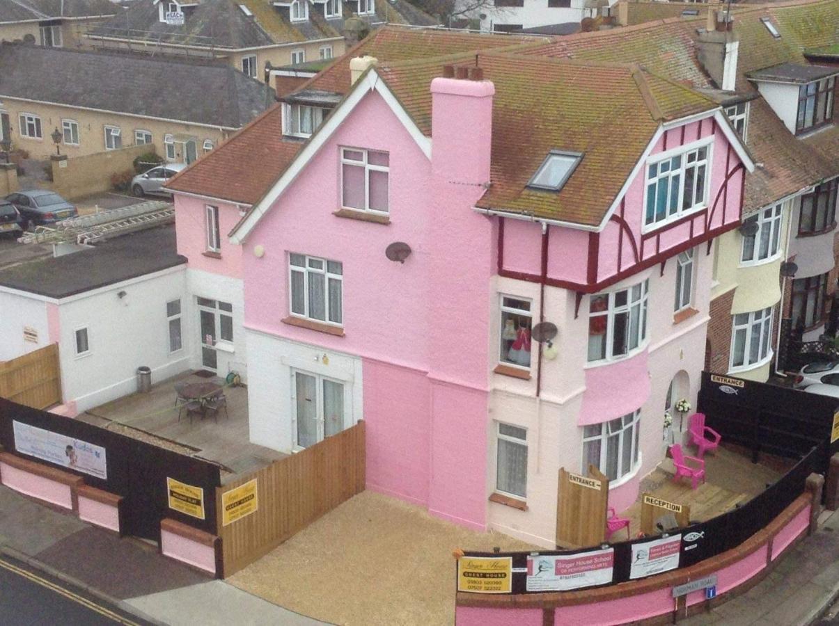 Barbie House ,Opposite The Beach & Paignton Pier , 2 Bedroom Apartment With Private Car Space & Garden , Free Access Next Door To The Stunning Ballet & Make Up School & A Beautiful Ladys Beauty Salon (Adults Only) Екстериор снимка