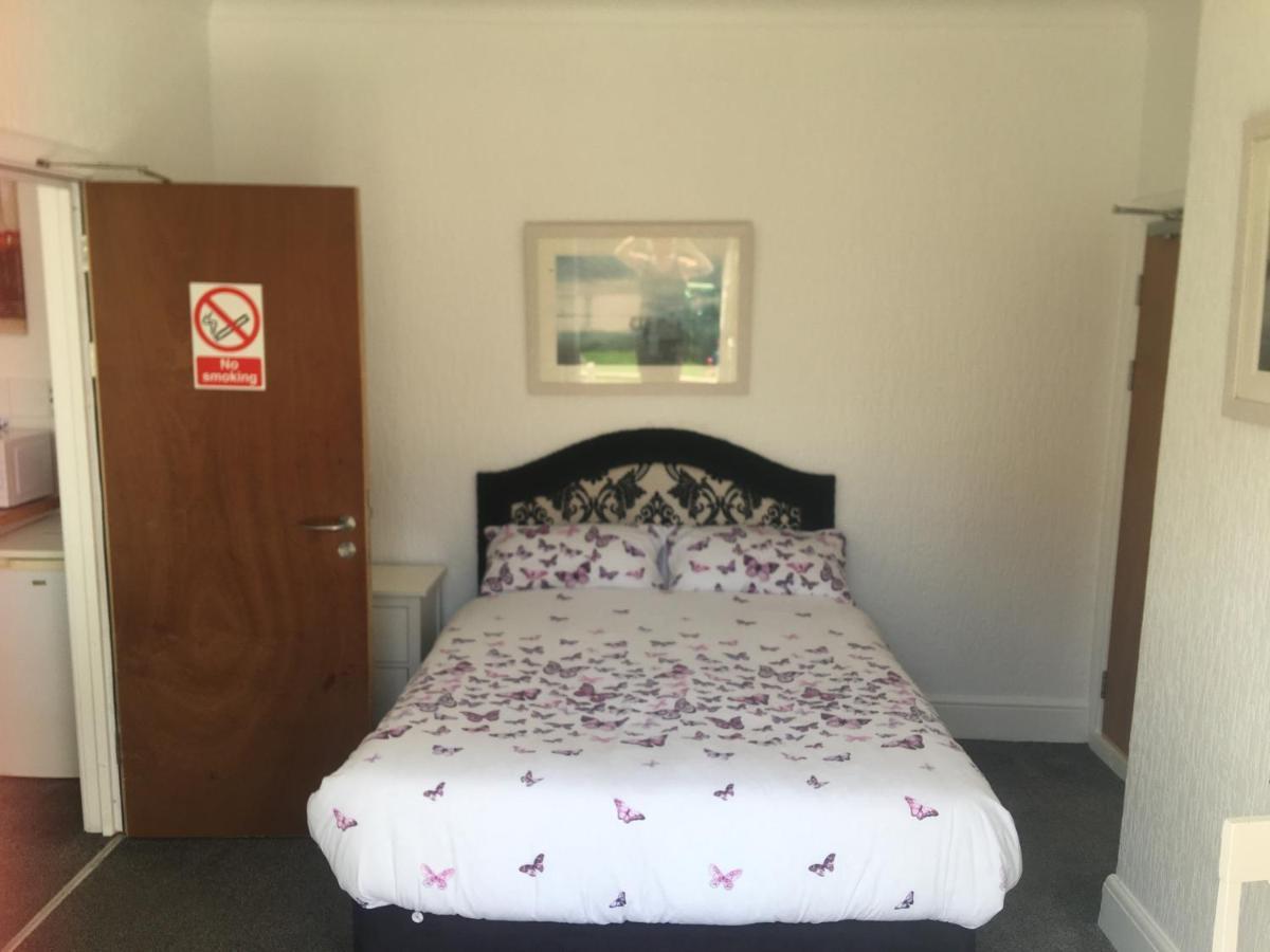 Barbie House ,Opposite The Beach & Paignton Pier , 2 Bedroom Apartment With Private Car Space & Garden , Free Access Next Door To The Stunning Ballet & Make Up School & A Beautiful Ladys Beauty Salon (Adults Only) Екстериор снимка