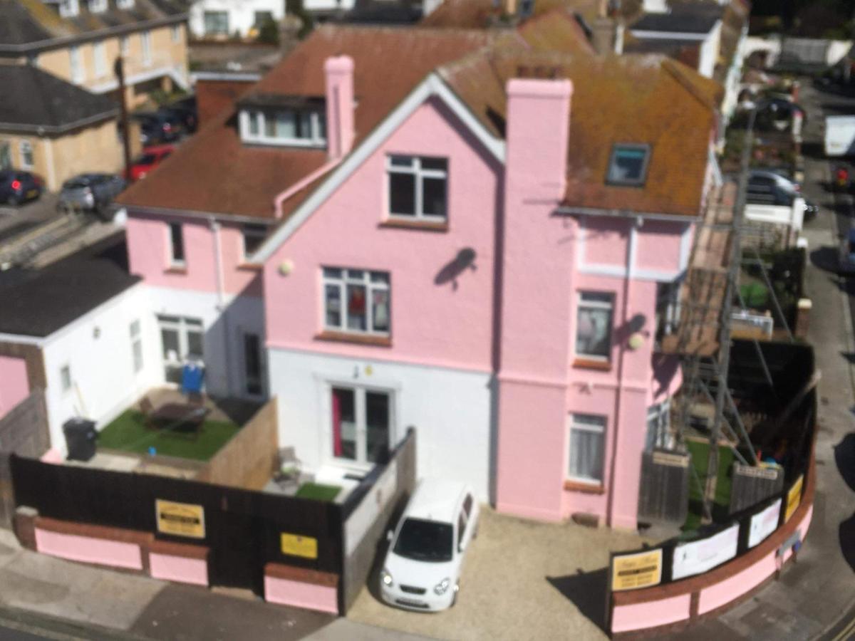 Barbie House ,Opposite The Beach & Paignton Pier , 2 Bedroom Apartment With Private Car Space & Garden , Free Access Next Door To The Stunning Ballet & Make Up School & A Beautiful Ladys Beauty Salon (Adults Only) Екстериор снимка