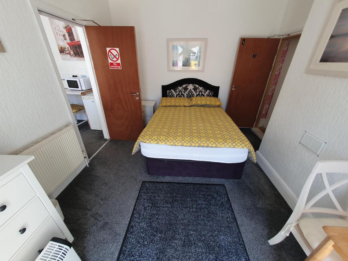 Barbie House ,Opposite The Beach & Paignton Pier , 2 Bedroom Apartment With Private Car Space & Garden , Free Access Next Door To The Stunning Ballet & Make Up School & A Beautiful Ladys Beauty Salon (Adults Only) Екстериор снимка