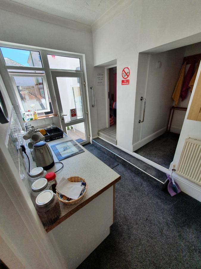 Barbie House ,Opposite The Beach & Paignton Pier , 2 Bedroom Apartment With Private Car Space & Garden , Free Access Next Door To The Stunning Ballet & Make Up School & A Beautiful Ladys Beauty Salon (Adults Only) Екстериор снимка