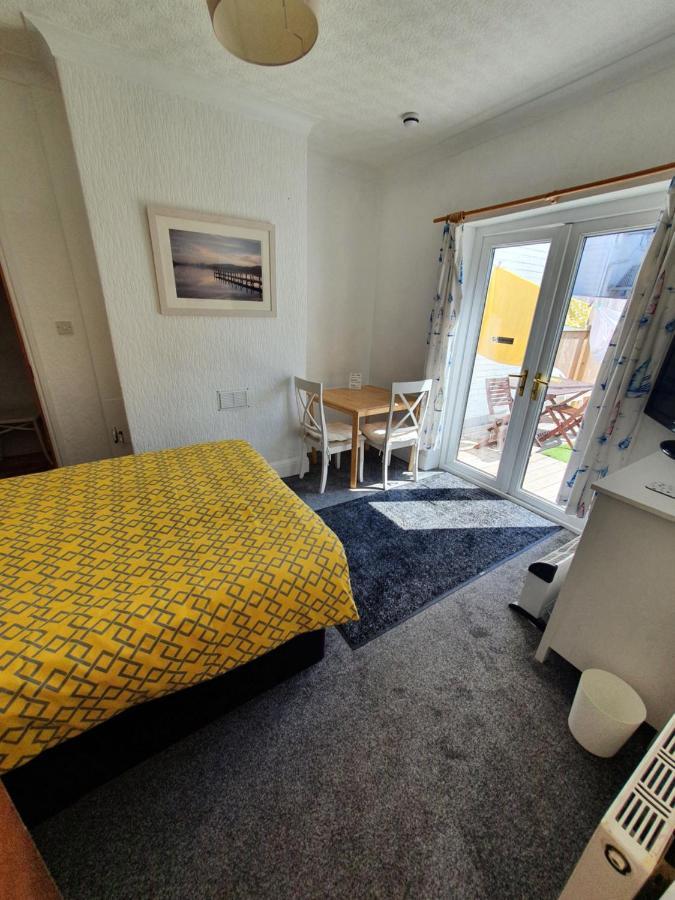 Barbie House ,Opposite The Beach & Paignton Pier , 2 Bedroom Apartment With Private Car Space & Garden , Free Access Next Door To The Stunning Ballet & Make Up School & A Beautiful Ladys Beauty Salon (Adults Only) Екстериор снимка