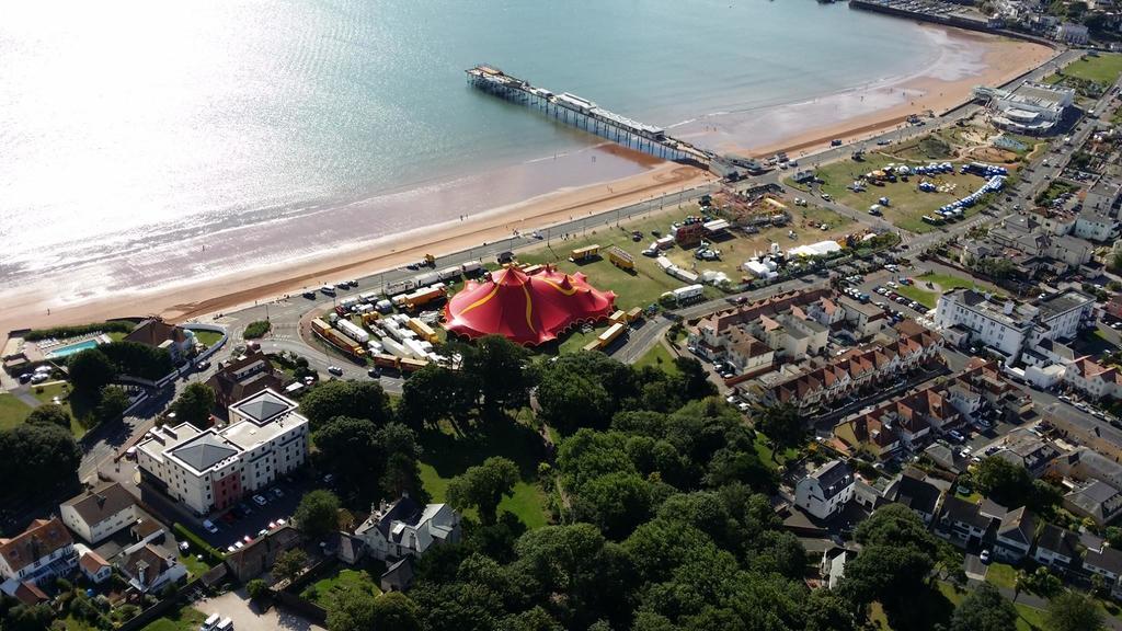 Barbie House ,Opposite The Beach & Paignton Pier , 2 Bedroom Apartment With Private Car Space & Garden , Free Access Next Door To The Stunning Ballet & Make Up School & A Beautiful Ladys Beauty Salon (Adults Only) Стая снимка