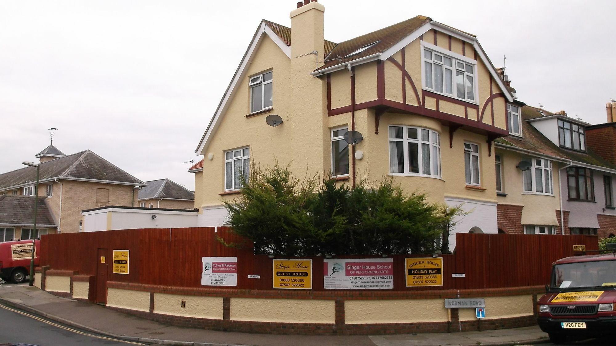 Barbie House ,Opposite The Beach & Paignton Pier , 2 Bedroom Apartment With Private Car Space & Garden , Free Access Next Door To The Stunning Ballet & Make Up School & A Beautiful Ladys Beauty Salon (Adults Only) Екстериор снимка